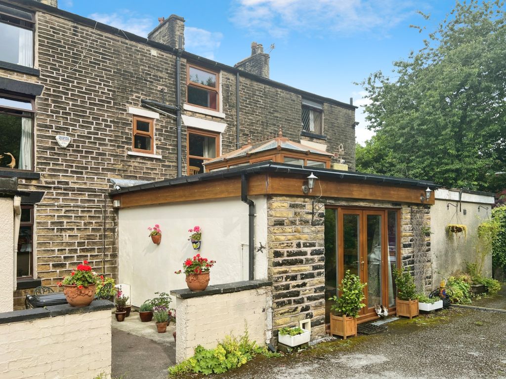 Bradshaw Road, Bradshaw, BL2. LARGE PLOT, PRIVATE PARKING, 1,905 SQFT (APPROX)