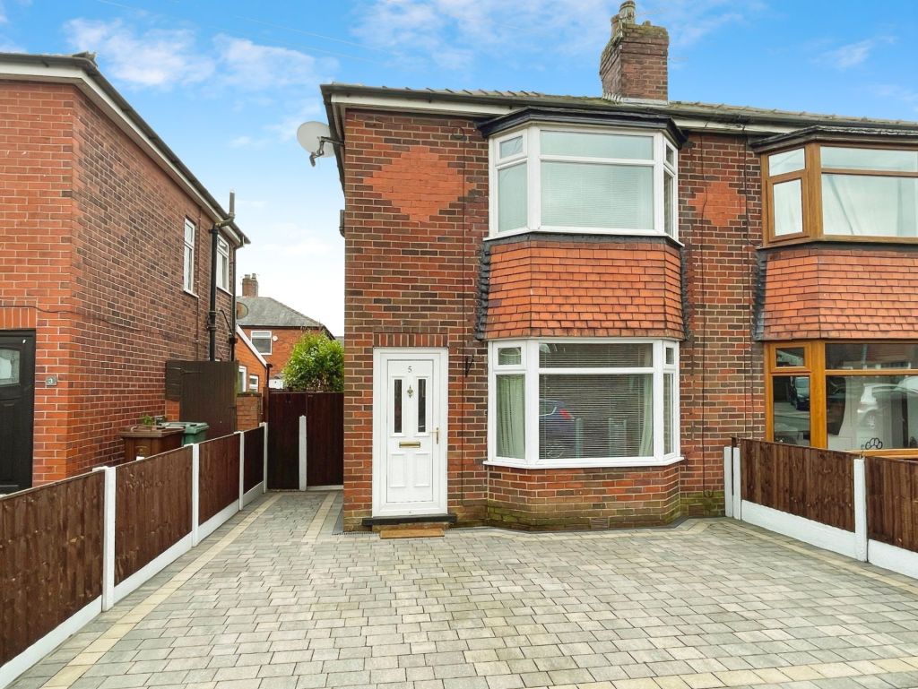 Wolstenholme Avenue, Bury