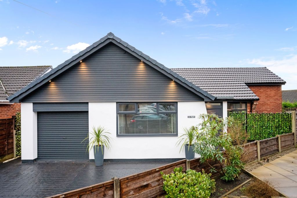 Warwick Close, Bury, BL8. BEAUTIFUL 3 BED DETACHED BUNGALOW, CORNER PLOT